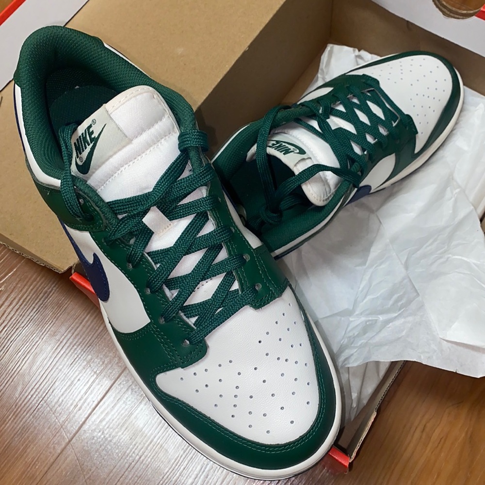 Woman dunks low